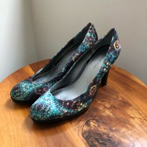 Bandolino Blue Multi Color Pump Heels